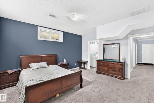 Carpeted flooring with a contrasting accent wall - 4711 152 Avenue Nw, Edmonton, AB 