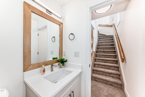10721 70 Avenue Nw, Edmonton, AB - Indoor Photo Showing Bathroom