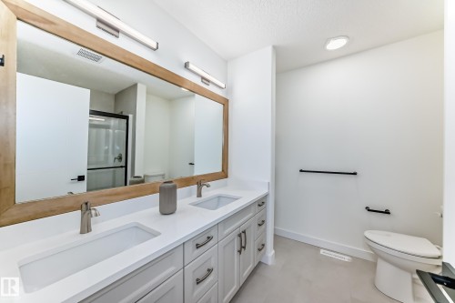 10721 70 Avenue Nw, Edmonton, AB - Indoor Photo Showing Bathroom