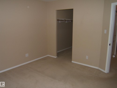 Neutral-toned carpeting throughout - 4825 59 Avenue, Vegreville, AB 