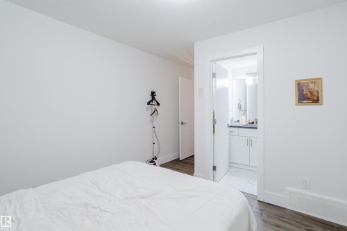 11455 111A Avenue Nw, Edmonton, AB - Indoor Photo Showing Bedroom