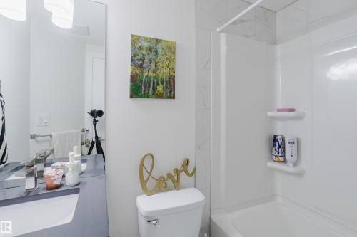 11455 111A Avenue Nw, Edmonton, AB - Indoor Photo Showing Bathroom
