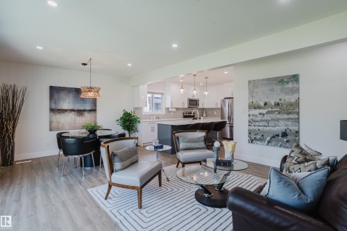 11455 111A Avenue Nw, Edmonton, AB - Indoor Photo Showing Living Room