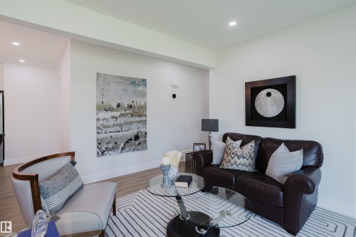 11455 111A Avenue Nw, Edmonton, AB - Indoor Photo Showing Living Room