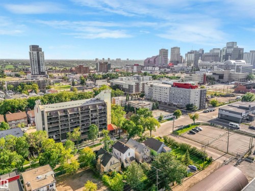 Urban neighborhood setting with mature trees and a distant cityscape - 9347 105 Avenue Nw, Edmonton, AB 