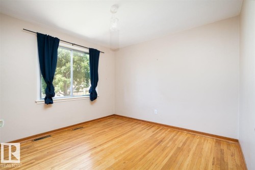 Hardwood flooring, light-toned walls, and a ceiling-mounted light fixture - 11730 125 Street Nw, Edmonton, AB 
