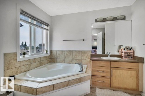 2426 34A Avenue Nw, Edmonton, AB 