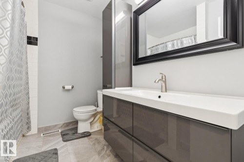 11421 22 Avenue Nw, Edmonton, AB - Indoor Photo Showing Bathroom