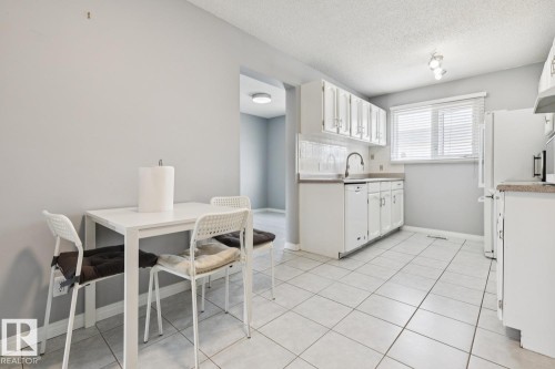11421 22 Avenue Nw, Edmonton, AB - Indoor