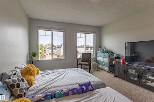 Carpeted room with light neutral wall paint - 41 Sequoia Bend, Fort Saskatchewan, AB 