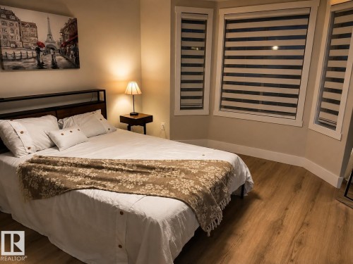 Wood-finish flooring, bay window with integrated blinds, and a built-in wall niche - 3830 22 Street Nw, Edmonton, AB 