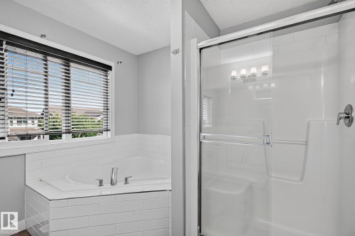Primary bath with soaker tub and shower - 5 Verona Crescent, Spruce Grove, AB 