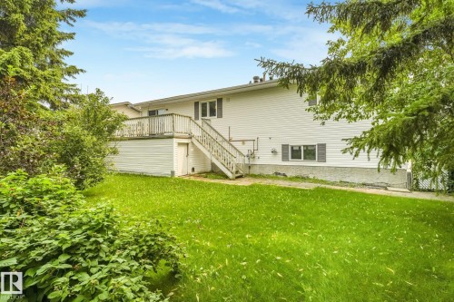 Expansive backyard with a sloped lawn and mature trees - 5502 45 Street, Stony Plain, AB - Outdoor
