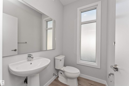 #17 1729 Keene Cr Sw, Edmonton, AB - Indoor Photo Showing Bathroom