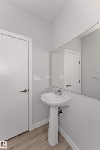#17 1729 Keene Cr Sw, Edmonton, AB - Indoor Photo Showing Bathroom