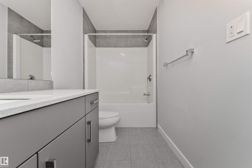#17 1729 Keene Cr Sw, Edmonton, AB - Indoor Photo Showing Bathroom