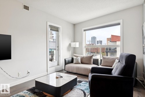 #421 10523 123 St Nw, Edmonton, AB - Indoor Photo Showing Living Room