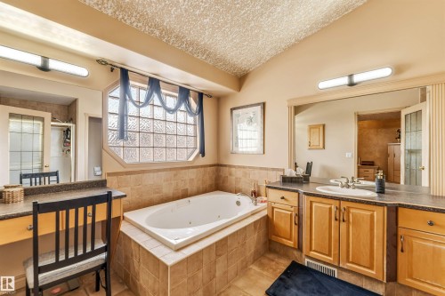 8715 160A Avenue Nw, Edmonton, AB - Indoor Photo Showing Bathroom