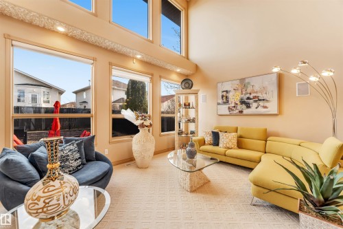 8715 160A Avenue Nw, Edmonton, AB - Indoor Photo Showing Living Room