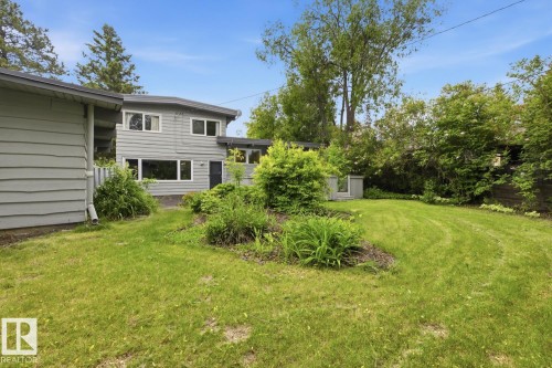 Expansive green lawn with mature trees and established landscaping - 7508 139 Street Nw, Edmonton, AB 