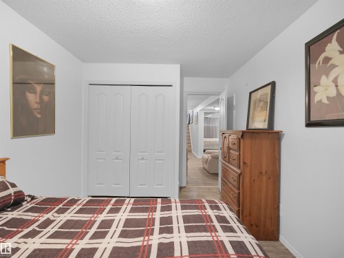 White walls with bi-fold closet doors - 15511 45 Street Nw, Edmonton, AB 