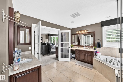 Dual vanity with undermount sinks, a soaking tub, and a separate shower enclosure - 417 Caldwell Place Nw, Edmonton, AB 