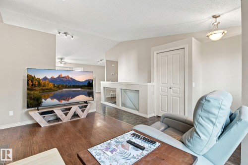Warm wood-finish flooring complements light-toned walls - 30 Belfry Fairway Crescent, Stony Plain, AB 