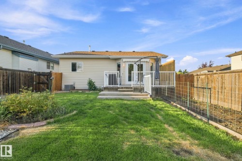 Expansive green lawn with a wooden privacy fence - 30 Belfry Fairway Crescent, Stony Plain, AB 