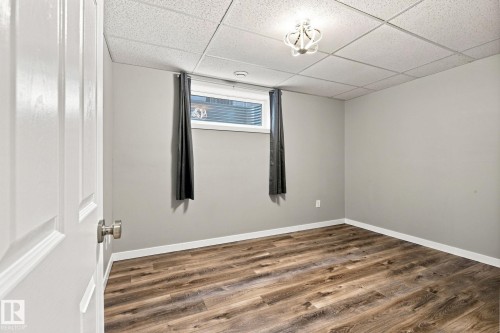Wood-finish flooring, light gray wall paint, and a window with blinds - 30 Belfry Fairway Crescent, Stony Plain, AB 