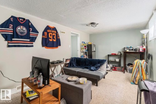 Neutral wall paint and textured carpet flooring create a versatile interior - 12150 47 Street Nw, Edmonton, AB - Indoor