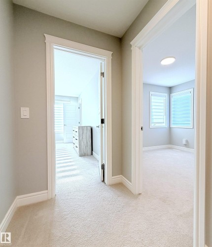 Neutral-toned walls, white trim, and plush carpeting throughout - 1003 Goldfinch Way Nw, Edmonton, AB 