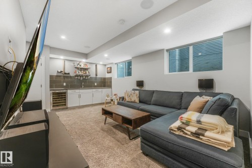 8715 83 Avenue Nw, Edmonton, AB 