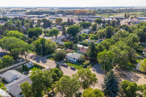 Residential neighborhood with mature trees, paved streets, and a mix of single-story homes - 5501 48 Avenue, Wetaskiwin, AB 
