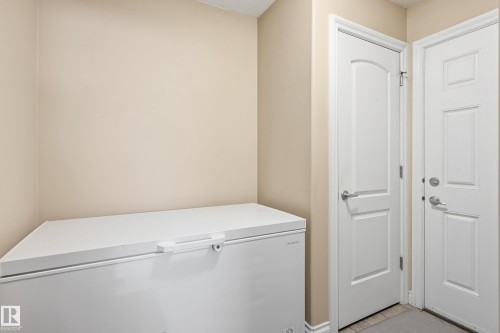 Neutral tone wall paint - 1590 Chapman Way Sw, Edmonton, AB - Indoor Photo Showing Other Room