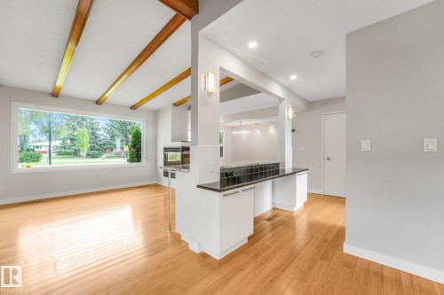 4812 Malmo Road Nw, Edmonton, AB - Indoor Photo Showing Kitchen