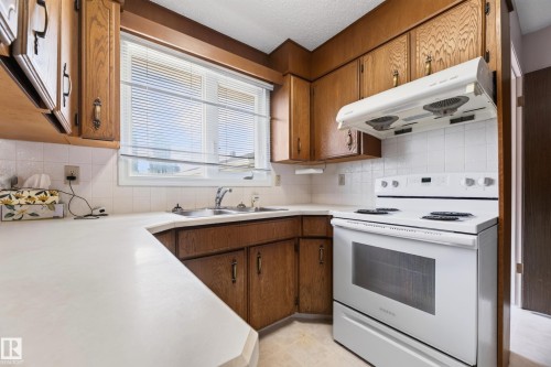 11607 139 Avenue Nw, Edmonton, AB - Indoor Photo Showing Kitchen With Double Sink