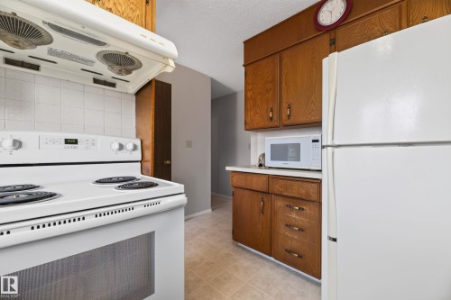 11607 139 Avenue Nw, Edmonton, AB - Indoor Photo Showing Kitchen