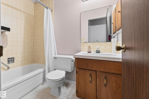 11607 139 Avenue Nw, Edmonton, AB - Indoor Photo Showing Bathroom