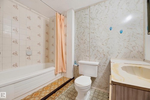 11607 139 Avenue Nw, Edmonton, AB - Indoor Photo Showing Bathroom