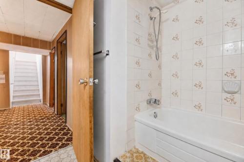 11607 139 Avenue Nw, Edmonton, AB - Indoor Photo Showing Bathroom