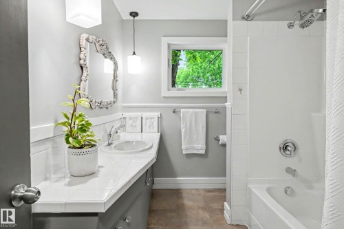 12115 40 Avenue Nw, Edmonton, AB 