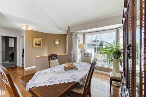 Hardwood flooring, bay window with blinds, vaulted ceiling, and built-in laundry cabinetry - 522 Klarvatten Lake Wynd Nw, Edmonton, AB 