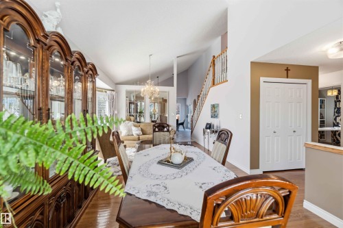 Vaulted ceilings enhance the open-concept design - 522 Klarvatten Lake Wynd Nw, Edmonton, AB 