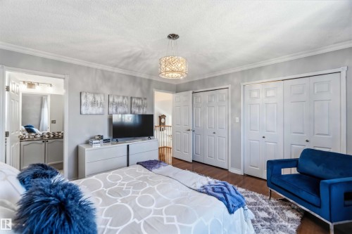 Hardwood-style flooring complemented by crown molding - 522 Klarvatten Lake Wynd Nw, Edmonton, AB 