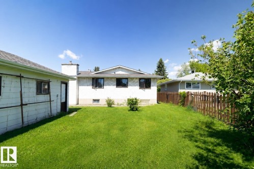 Expansive grassy yard with mature foliage - 10439 36A Ave Nw, Edmonton, AB 