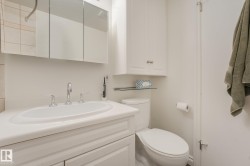 Main bathroom located on the 2nd floor - 