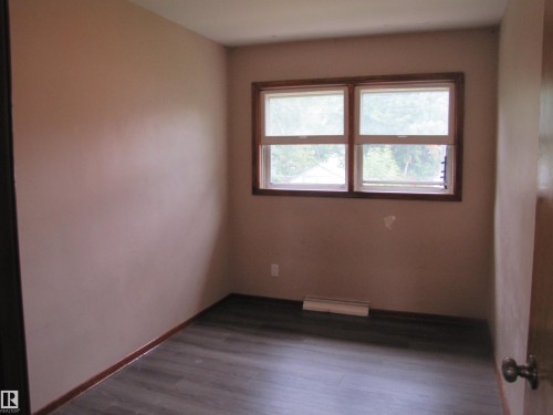 Dual windows with wood-finish trim - 9512 63 Avenue Nw, Edmonton, AB 