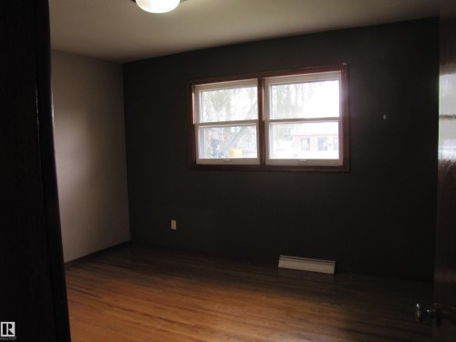 Hardwood flooring, painted walls, double-pane window, flush mount ceiling light - 9512 63 Avenue Nw, Edmonton, AB 