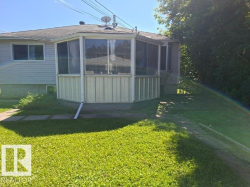 Screened-in porch with multiple windows - 9504 63 Avenue Nw, Edmonton, AB 