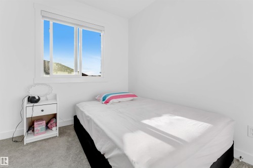White walls, light gray carpeting, and a white framed window - #62 2710 66 St Sw, Edmonton, AB 